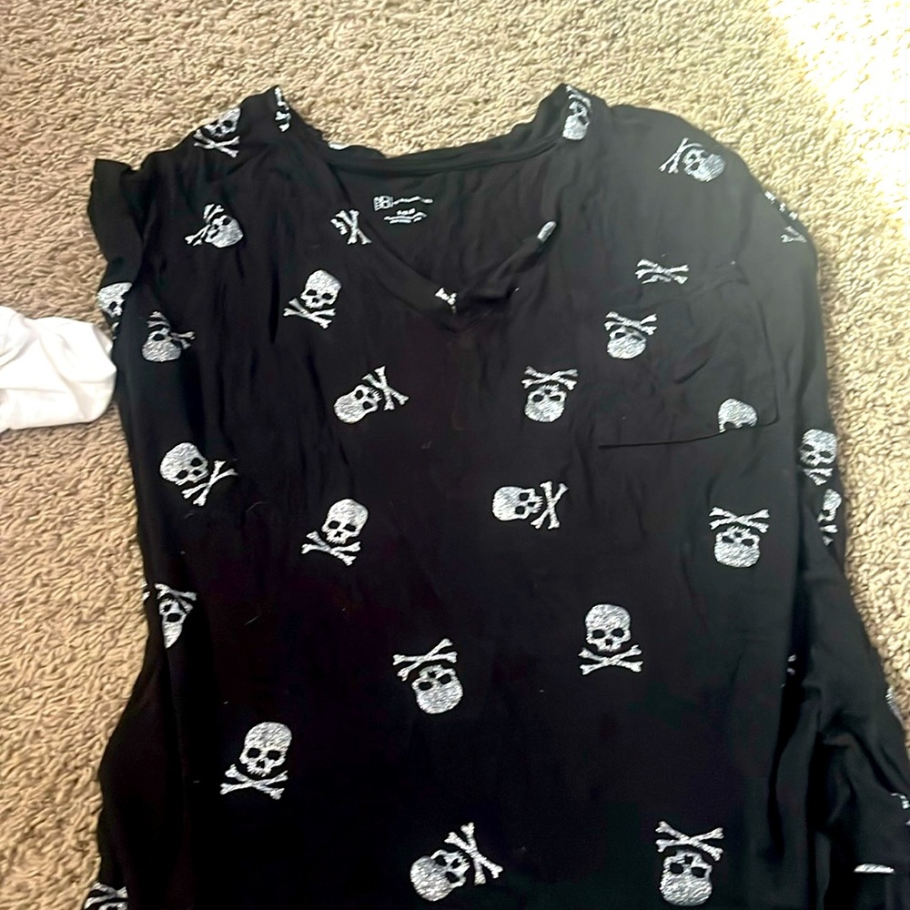 Black tank top with silver skulls.